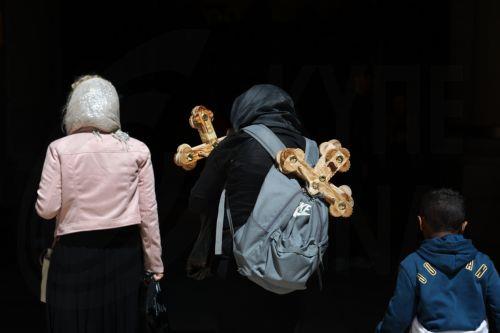 epa12879945 Worshippers attend the Holy Friday procession at the Church of the Holy Sepulchre in the Old City of Jerusalem, 10 April 2026. Israel lifted restrictions on gatherings of people as Iran, the US, and Israel brokered a two-week ceasefire on 07 April 2026.  EPA/ABIR SULTAN