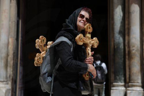 epa12879946 A worshipper carries a cross as she attends the Holy Friday procession at the Church of the Holy Sepulchre in the Old City of Jerusalem, 10 April 2026. Israel lifted restrictions on gatherings of people as Iran, the US, and Israel brokered a two-week ceasefire on 07 April 2026.  EPA/ABIR SULTAN