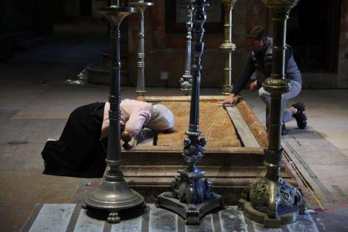 epa12879947 Worshippers attend the Holy Friday procession at the Church of the Holy Sepulchre in the Old City of Jerusalem, 10 April 2026. Israel lifted restrictions on gatherings of people as Iran, the US, and Israel brokered a two-week ceasefire on 07 April 2026.  EPA/ABIR SULTAN