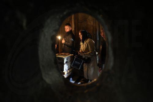 epa12879956 A monk pours oil at the tomb of Christ as worshippers attend the Holy Friday procession at the Church of the Holy Sepulchre in the Old City of Jerusalem, 10 April 2026. Israel lifted restrictions on gatherings of people as Iran, the US, and Israel brokered a two-week ceasefire on 07 April 2026.  EPA/ABIR SULTAN