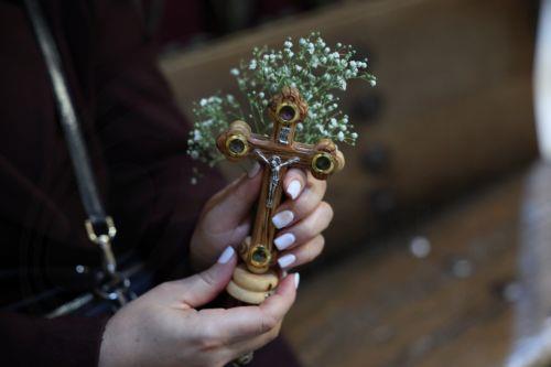 epa12879958 A worshipper carries a cross as she attends the Holy Friday procession at the Church of the Holy Sepulchre in the Old City of Jerusalem, 10 April 2026. Israel lifted restrictions on gatherings of people as Iran, the US, and Israel brokered a two-week ceasefire on 07 April 2026.  EPA/ABIR SULTAN