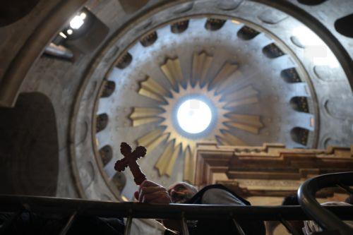 epa12879960 Worshippers attend the Holy Friday procession at the Church of the Holy Sepulchre in the Old City of Jerusalem, 10 April 2026. Israel lifted restrictions on gatherings of people as Iran, the US, and Israel brokered a two-week ceasefire on 07 April 2026.  EPA/ABIR SULTAN