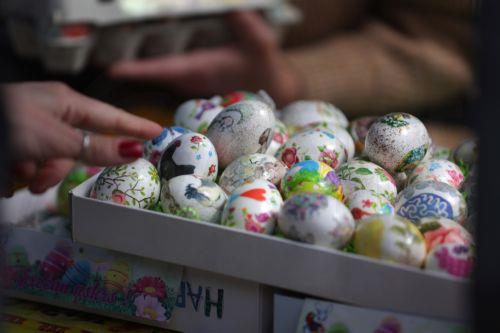 epa12880093 A woman picks hand-painted Easter eggs for sale at a farmers market in Belgrade, Serbia, 10 April 2026. Orthodox Serbs will celebrate Easter on 12 April 2026.  EPA/ANDREJ CUKIC