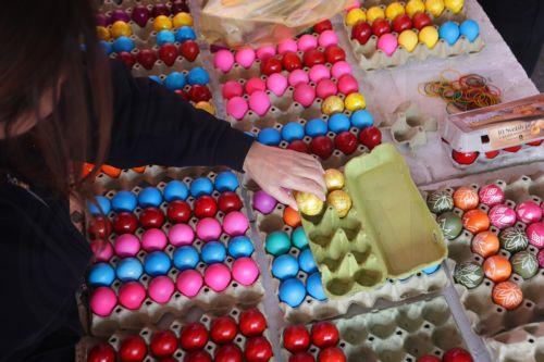 epa12880091 A woman picks hand-painted Easter eggs for sale at a farmers market in Belgrade, Serbia, 10 April 2026. Orthodox Serbs will celebrate Easter on 12 April 2026.  EPA/ANDREJ CUKIC
