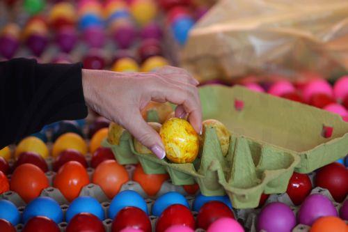 epa12880099 A woman picks hand-painted Easter eggs for sale at a farmers market in Belgrade, Serbia, 10 April 2026. Orthodox Serbs will celebrate Easter on 12 April 2026.  EPA/ANDREJ CUKIC