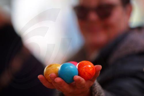 epa12880100 A woman picks hand-painted Easter eggs for sale at a farmers market in Belgrade, Serbia, 10 April 2026. Orthodox Serbs will celebrate Easter on 12 April 2026.  EPA/ANDREJ CUKIC