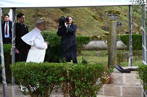 epa12888831 Pope Leo XIV (C) visits the archaeological site of Hippo, in the seaport city of Annaba, Algeria, 14 April 2026. The Pope has embarked on an eleven-day Apostolic Journey to Africa, with scheduled stops in Algeria, Cameroon, Angola, and Equatorial Guinea.  EPA/LUCA ZENNARO