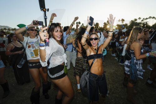 epa12901565 Festival goers dance as US electronic artist Major Lazer performs during day three of weekend two at the 2026 Coachella Valley Music and Arts Festival at the Empire Polo Club in Indio, California, USA, 19 April 2026.  EPA/CHRIS TORRES