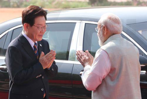 epa12901612 South Korean president Lee Jae Myung (L) is greeted by Indian prime minster Narendra Modi (R) during a welcome ceremony at the President’s House in New Delhi, India, 20 April 2026. President Lee Jae Myung is on a two days state visit to India and is scheduled to meet top Indian politicians to strengthen the political ties between the two...