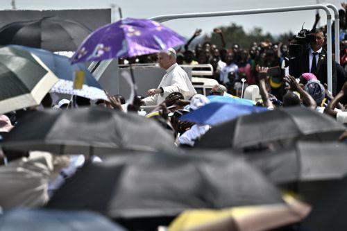 epa12902387 Pope Leo XIV (C) arrives to lead Holy Mass in the area at the Saurimo esplanade Saurimo, Angola, 20 April 2026. The Pope is on an eleven-day apostolic journey to Africa, with stops in Algeria, Cameroon, Angola, and Equatorial Guinea.  EPA/LUCA ZENNARO