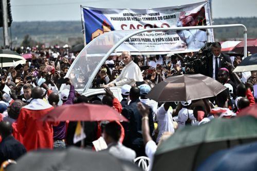 epa12902388 Pope Leo XIV (C) arrives to lead Holy Mass in the area at the Saurimo esplanade Saurimo, Angola, 20 April 2026. The Pope is on an eleven-day apostolic journey to Africa, with stops in Algeria, Cameroon, Angola, and Equatorial Guinea.  EPA/LUCA ZENNARO