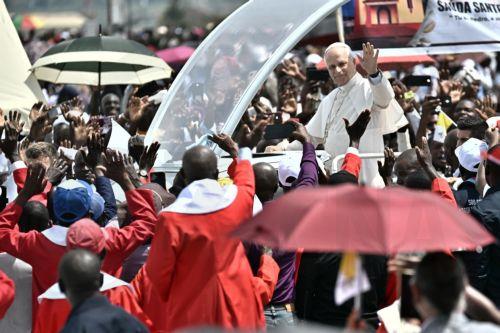 epa12902390 Pope Leo XIV (C) arrives to lead Holy Mass in the area at the Saurimo esplanade Saurimo, Angola, 20 April 2026. The Pope is on an eleven-day apostolic journey to Africa, with stops in Algeria, Cameroon, Angola, and Equatorial Guinea.  EPA/LUCA ZENNARO