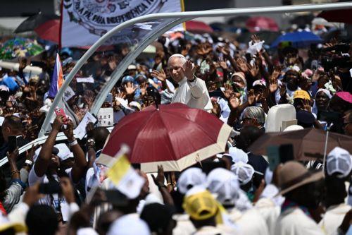 epa12902391 Pope Leo XIV (C) arrives to lead Holy Mass in the area at the Saurimo esplanade Saurimo, Angola, 20 April 2026. The Pope is on an eleven-day apostolic journey to Africa, with stops in Algeria, Cameroon, Angola, and Equatorial Guinea.  EPA/LUCA ZENNARO