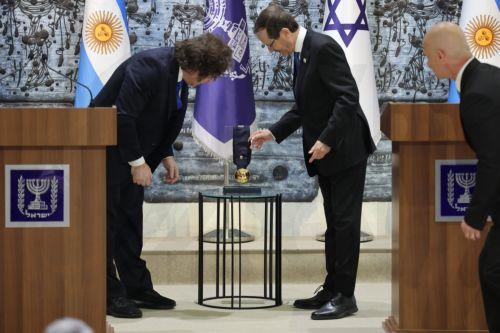 epa12902592 Argentine President Javier Milei (L) receives the Presidential Medal of Honor from Israeli President Isaac Herzog (R) during their meeting at the presidential residence in Jerusalem, 20 April 2026.  EPA/ABIR SULTAN