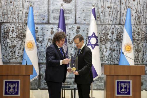 epa12902591 Argentine President Javier Milei (L) receives the Presidential Medal of Honor from Israeli President Isaac Herzog (R) during their meeting at the presidential residence in Jerusalem, 20 April 2026.  EPA/ABIR SULTAN