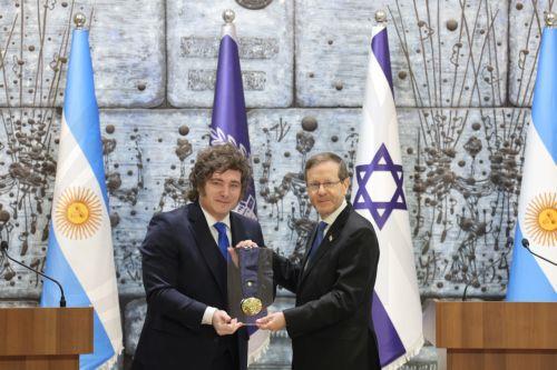 epa12902593 Argentine President Javier Milei (L) receives the Presidential Medal of Honor from Israeli President Isaac Herzog (R) during their meeting at the presidential residence in Jerusalem, 20 April 2026.  EPA/ABIR SULTAN