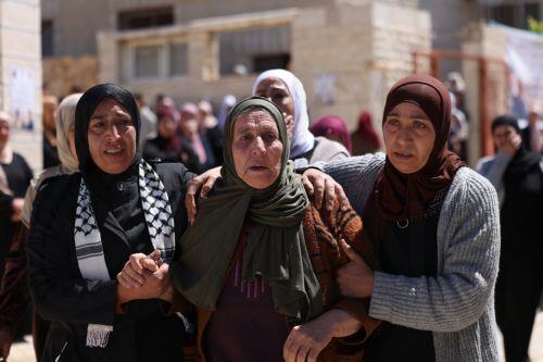 epa12907262 Relatives of Palestinian teenager Aws Hamdi Al-Naasan mourn during his funeral in the village of Al-Mughayyir, east of the West Bank city of Ramallah, 22 April 2026. According to the Palestinian news agency Wafa, two Palestinians were killed by Israeli settlers' gunfire during an attack on the village of al-Mughayyir, east of Ramallah, on 21...