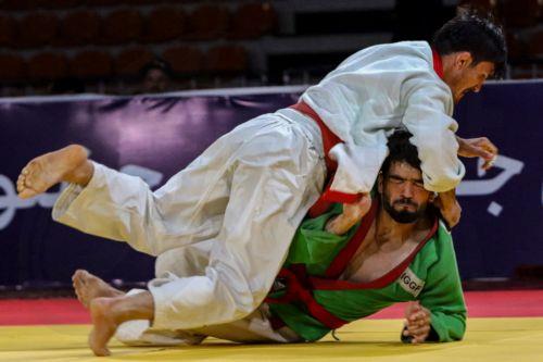 epaselect epa12915998 An Afghan (green) and Tajik wrestler in action during the International Traditional Wrestling Festival in Kabul, Afghanistan, 26 April 2026. An international traditional wrestling tournament was held in Kabul, where around 160 athletes from seven countries competed over three days across multiple weight categories.  EPA/SAMIULLAH POPAL