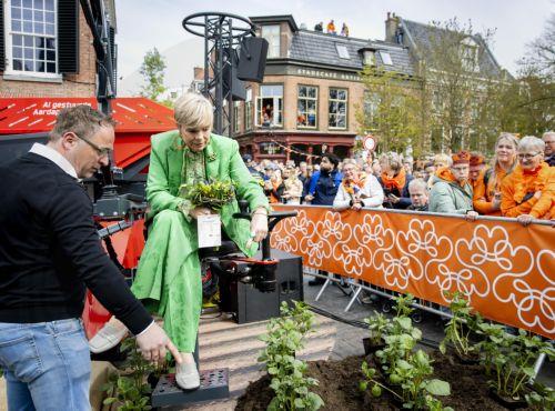 epa12917055 Princess Laurentien of the Netherlands (C) attends the celebration of King's Day, in Dokkum, the Netherlands, 27 April 2026. The national holiday of 'Koningsdag' (King's Day) marks the birthday of the Dutch monarch.  EPA/SEM VAN DER WAL / POOL