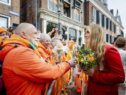 epa12917059 Princess Catharina-Amalia of the Netherlands (R) greets spectators during the celebration of King's Day, in Dokkum, the Netherlands, 27 April 2026. The national holiday of 'Koningsdag' (King's Day) marks the birthday of the Dutch monarch.  EPA/SEM VAN DER WAL / POOL