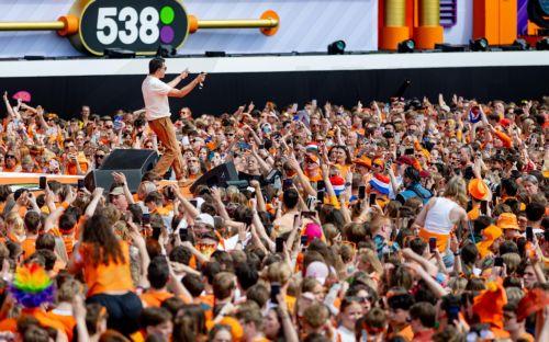 epa12917061 Jan Smit performs at the Radio 538 King's Day celebration in Breda, the Netherlands, 27 April 2026. Every year, the festival draws nearly 40,000 visitors to the Chasseveld. The national holiday of 'Koningsdag' (King's Day) marks the birthday of the Dutch monarch.  EPA/IRIS VAN DEN BROEK