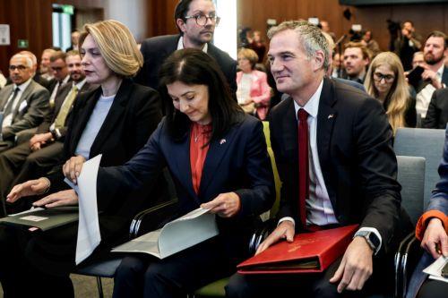 epa12917106 German Minister for Economic Affairs and Energy Katherina Reiche (C-L) and British Secretary of State for Business and Trade Peter Kyle (C-R)   attend the Germany-UK Business-Government Forum in Berlin, Germany, 27 April 2026. The forum builds on the Kensington Treaty, a landmark cooperation agreement signed in London in July 2025. The treaty...