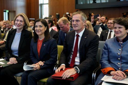 epa12917107 German Minister for Economic Affairs and Energy Katherina Reiche (C-L) and British Secretary of State for Business and Trade Peter Kyle (C-R)   attend the Germany-UK Business-Government Forum in Berlin, Germany, 27 April 2026. The forum builds on the Kensington Treaty, a landmark cooperation agreement signed in London in July 2025. The treaty...