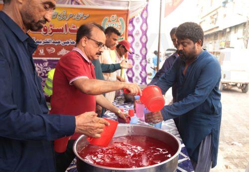epa12920551 People drink water and juice to beat the current hot weather at a heat stroke safety camp in Hyderabad, Pakistan, 28 April 2026. The Pakistan Meteorological Department forecasts hot and dry weather across Sindh with temperatures above normal in coming days.  EPA/NADEEM KHAWAR
