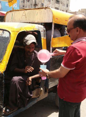 epa12920553 A man has a drink  to beat the current hot weather at a heat stroke safety camp in Hyderabad, Pakistan, 28 April 2026. The Pakistan Meteorological Department forecasts hot and dry weather across Sindh with temperatures above normal in coming days.  EPA/NADEEM KHAWAR