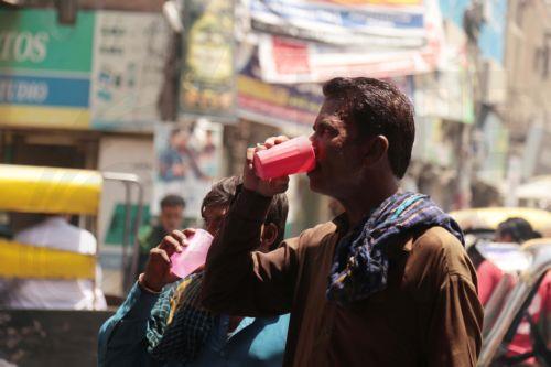 epa12920556 A man has a drink  to beat the current hot weather at a heat stroke safety camp in Hyderabad, Pakistan, 28 April 2026. The Pakistan Meteorological Department forecasts hot and dry weather across Sindh with temperatures above normal in coming days.  EPA/NADEEM KHAWAR