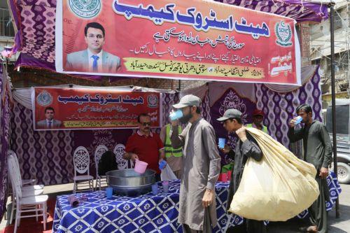 epa12920558 People drink water and juice to beat the current hot weather at a heat stroke safety camp in Hyderabad, Pakistan, 28 April 2026. The Pakistan Meteorological Department forecasts hot and dry weather across Sindh with temperatures above normal in coming days.  EPA/NADEEM KHAWAR