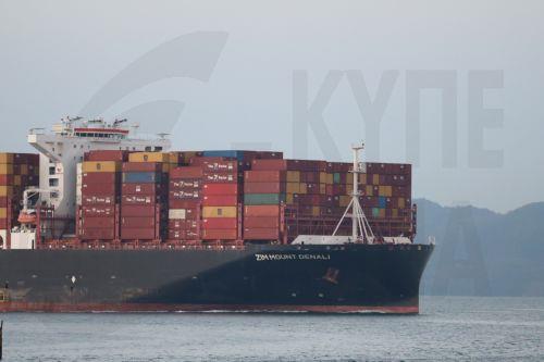 epa12920693 Ships transit the Panama Canal in Panama City, Panama, 28 April 2026. The canal is handling up to 41 daily transits, above the usual 36, thanks to high water levels in the artificial lakes that feed it. Despite increased demand linked to the crisis in the Strait of Hormuz, the waterway is operating at full capacity without congestion, according...