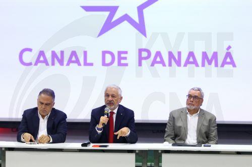 epa12920699 Panama Canal administrator Ricaurte Vasquez (C) speaks during a press conference in Panama City, Panama, 28 April 2026. Vasquez said the canal is operating at full capacity, up to 41 daily transits, compared to the usual 36, thanks to high water levels in the artificial lakes that supply it, despite increased demand linked to the crisis in the...
