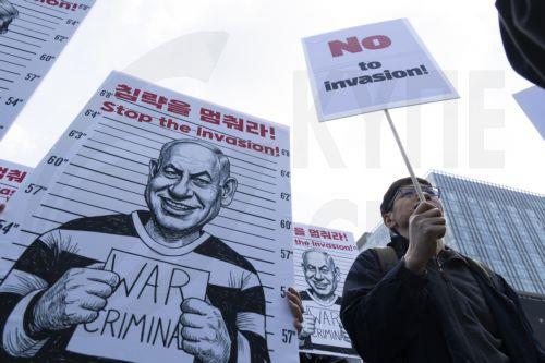 epa12920809 South Korean protesters hold banners and a mugshot of Israeli Prime Minister Benjamin Netanyahu during a demonstration against U.S. and Israeli military actions in Iran outside the U.S. embassy in Seoul, South Korea, 29 April 2026.  EPA/JEON HEON-KYUN