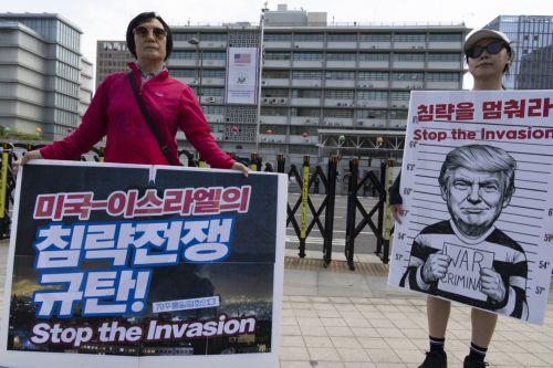 epa12920816 South Korean protesters hold banners and a mugshot of U.S. President Donald Trump during a demonstration against U.S. and Israeli military actions in Iran outside the U.S. embassy in Seoul, South Korea, 29 April 2026.  EPA/JEON HEON-KYUN