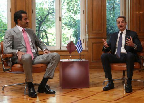 Ο πρωθυπουργός Κυριάκος Μητσοτάκης (Δ) συνομιλεί με τον Εμίρη του Κατάρ Σεΐχη Tamim Bin Hamad Al-Thani (Α) στη συνάντηση του στο Μέγαρο Μαξίμου, Αθήνα Τετάρτη 29 Απριλίου 2026. ΑΠΕ-ΜΠΕ/ΑΠΕ-ΜΠΕ/ΟΡΕΣΤΗΣ ΠΑΝΑΓΙΩΤΟΥ