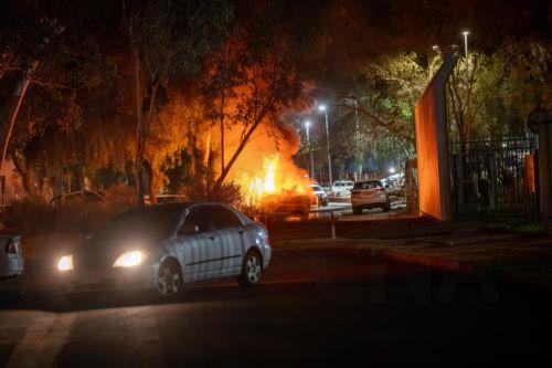 epa12925498 A police vehicle burns as community members clash with authorities outside Alice Springs Hospital in Alice Springs, Australia, 30 April 2026 (issued 01 May 2026). The riot erupted following the arrest of a man, who is accused of the abduction and murder of five-year-old Kumanjayi Little Baby.  EPA/RHETT HAMMERTON  AUSTRALIA AND NEW ZEALAND OUT