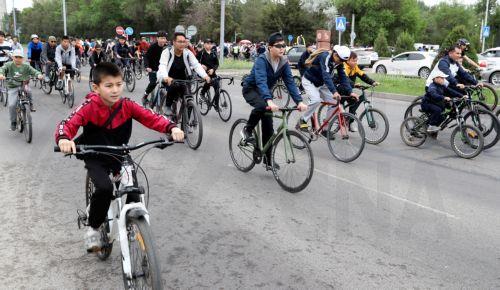epa12925688 Cyclists take part in a bike ride to mark the opening of the cycling season in Bishkek, Kyrgyzstan, 01 May 2026. The mayor of Bishkek led the peloton from Asanov Victory Park to the Gazprom Children's Sports Center. The bike ride is dedicated to the 148th anniversary of the capital.  EPA/IGOR KOVALENKO