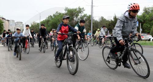 epa12925689 Cyclists take part in a bike ride to mark the opening of the cycling season in Bishkek, Kyrgyzstan, 01 May 2026. The mayor of Bishkek led the peloton from Asanov Victory Park to the Gazprom Children's Sports Center. The bike ride is dedicated to the 148th anniversary of the capital.  EPA/IGOR KOVALENKO