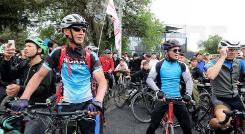 epa12925695 Cyclists take part in a bike ride to mark the opening of the cycling season in Bishkek, Kyrgyzstan, 01 May 2026. The mayor of Bishkek led the peloton from Asanov Victory Park to the Gazprom Children's Sports Center. The bike ride is dedicated to the 148th anniversary of the capital.  EPA/IGOR KOVALENKO