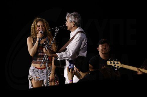 epa12927488 Colombian singer Shakira (L) and Brazilian singer Caetano Veloso (C) perform during a rehearsal ahead of Shakira's 02 May concert on Copacabana Beach in Rio de Janeiro, Brazil, 01 May 2026. Shakira is scheduled to headline a free concert on the beach expected to draw around two million people as part of the 'Todo Mundo no Rio' (Everyone in Rio)...