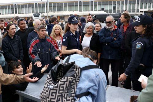 Ακτιβιστές του στολίσκου «Global Sumud Flotilla» βρίσκονται συγκεντρωμένοι στο αεροδρόμιο του Ηρακλείου, στην Κρήτη, Παρασκευή 1η Μαΐου 2026. 176 πολίτες κρατών-μελών της Ευρωπαϊκής Ένωσης και τρίτων χωρών που συμμετείχαν στον Global Sumud Flotilla αποβιβάστηκαν σε λιμένα του Νομού Λασιθίου στην Κρήτη, σύμφωνα με ανακοίνωση του υπουργείου Εξωτερικών. Ο...