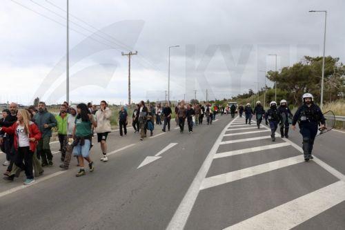 Οι ακτιβιστές του στολίσκου «Global Sumud Flotilla» κατευθύνονται πεζοί προς το αεροδρόμιο του Ηρακλείου, στην Κρήτη, Παρασκευή 1η Μαΐου 2026. 176 πολίτες κρατών-μελών της Ευρωπαϊκής Ένωσης και τρίτων χωρών που συμμετείχαν στον Global Sumud Flotilla αποβιβάστηκαν σε λιμένα του Νομού Λασιθίου στην Κρήτη, σύμφωνα με ανακοίνωση του υπουργείου Εξωτερικών. Ο...