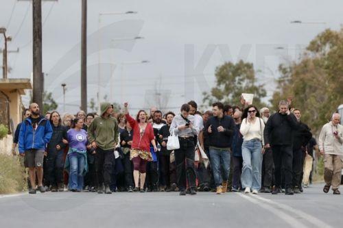 Οι ακτιβιστές του στολίσκου «Global Sumud Flotilla» κατευθύνονται πεζοί προς το αεροδρόμιο του Ηρακλείου, στην Κρήτη, Παρασκευή 1η Μαΐου 2026. 176 πολίτες κρατών-μελών της Ευρωπαϊκής Ένωσης και τρίτων χωρών που συμμετείχαν στον Global Sumud Flotilla αποβιβάστηκαν σε λιμένα του Νομού Λασιθίου στην Κρήτη, σύμφωνα με ανακοίνωση του υπουργείου Εξωτερικών. Ο...