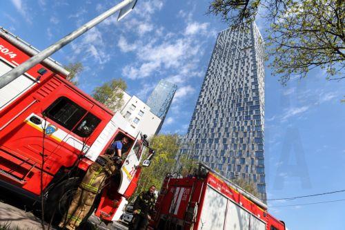 epa12931510 Firefighters arrive at the site following a Ukrainian drone strike in Moscow, Russia, 04 May 2026. Moscow Mayor Sergei Sobyanin said a Ukrainian drone fell into an apartment building in Moscow, no casualties were reported.  EPA/MAXIM SHIPENKOV