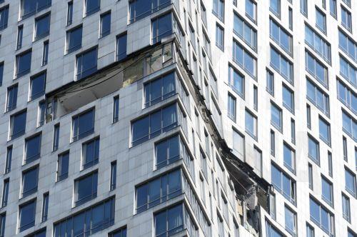 epa12931512 A damaged apartment building following a Ukrainian drone strike in Moscow, Russia, 04 May 2026. Moscow Mayor Sergei Sobyanin said a Ukrainian drone fell into an apartment building in Moscow, no casualties were reported.  EPA/MAXIM SHIPENKOV