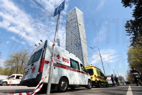 epa12931515 Ambulances arrive at the site following a Ukrainian drone strike in Moscow, Russia, 04 May 2026. Moscow Mayor Sergei Sobyanin said a Ukrainian drone fell into an apartment building in Moscow, no casualties were reported.  EPA/MAXIM SHIPENKOV