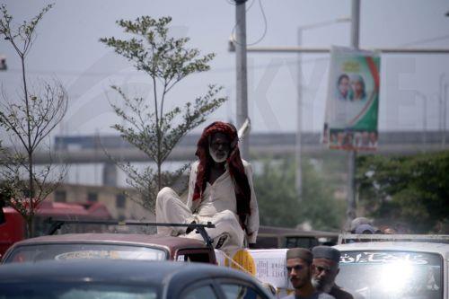 epa12931541 A man covers his head during a heatwave in Karachi, Pakistan, 04 May 2026. The Pakistan Meteorological Department has issued a heatwave alert for Karachi, warning that temperatures could rise to around 41 degrees Celsius in the coming days.  EPA/REHAN KHAN