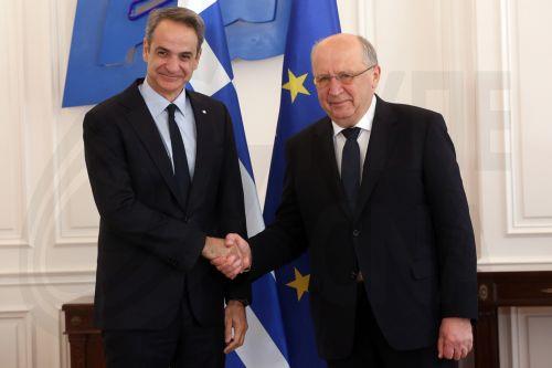 epa12931581 Greek Prime Minister Kyriakos Mitsotakis (L) welcomes European Commissioner for Defence and Space Andrius Kubilius (R) during their meeting in Athens, Greece, 04 May 2026.  EPA/ORESTIS PANAGIOTOU
