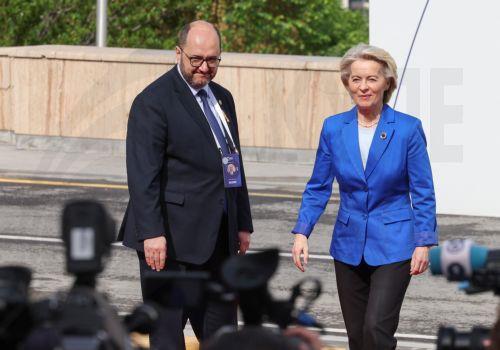 epa12931740 President of the European Commission Ursula von der Leyen (R) arrives for a meeting of the European Political Community in Yerevan, Armenia, 04 May 2026. The summit is taking place in the Armenian capital, with topics including European security in the context of economics and energy.  EPA/HAYK BAGHDASARYAN